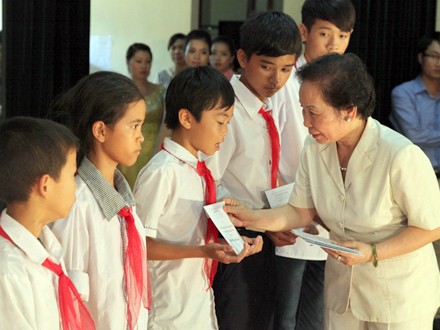 La vice-présidente Nguyen Thi Doan à la fête de la mi-automne à Ninh Binh - ảnh 1